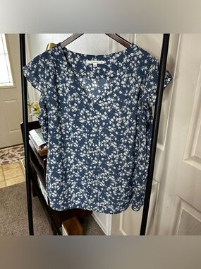 fun 2 fun Navy Blue Floral V-Neck Flutter Sleeve Blouse ❄️